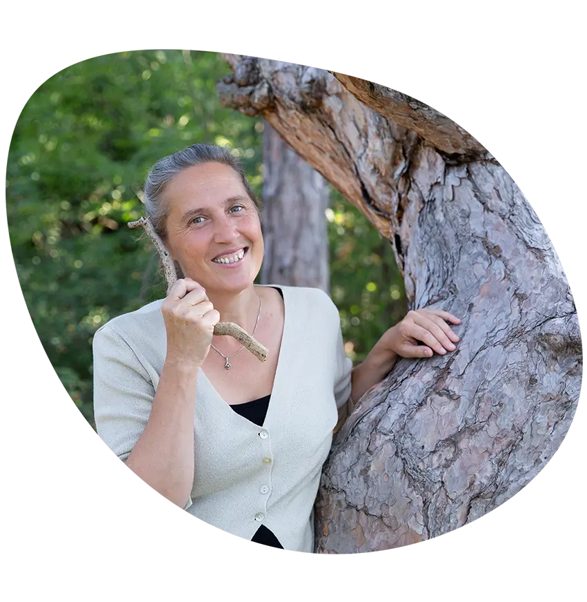 Helene Roitinger am Baum lehnend